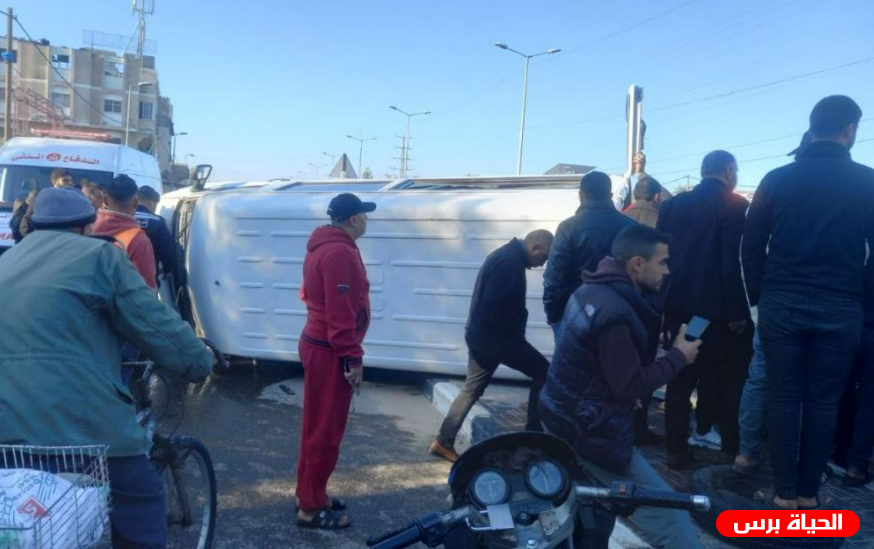 إصابة خمس مواطنين بانقلاب حافلة في النصيرات